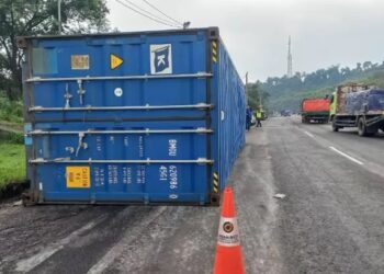 Truk Kontainer Terguling di Tol Cipularang Lalin Macet 3 Km