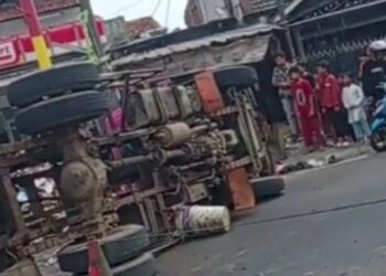 Truk Sampah DLH Kab Bandung Terguling di Jl Raya Padalarang