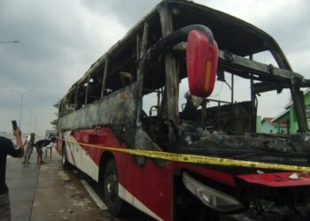 Bus Agra Mas Terbakar Diderek Keluar dari Tol Adiwerna Tegal