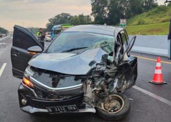 Avanza Hantam 2 Mobil di Bahu Jalan Tol Cipali, Seorang Tewas