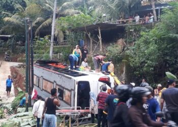 Bus Rem Blong Berpenumpang 35 Orang Terguling di Bantul
