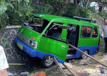 Angkot Rem Blong Nyuksruk Tabrak Tembok di Bogor, 4 Luka