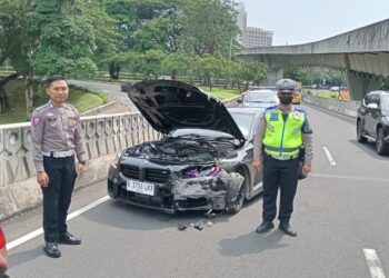 BMW Hantam Pembatas Jalan di Simpang Susun Semanggi