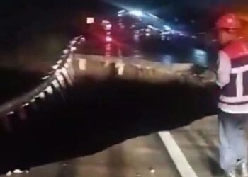 Longsor Sergap Tol Bocimi Arah Sukabumi Ada Mobil Terperosok