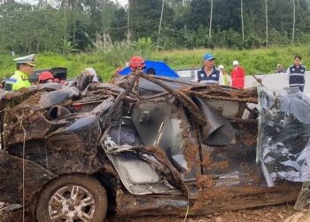 Evakuasi Mobil yang Terperosok Longsor di Tol Bocimi Dramatis