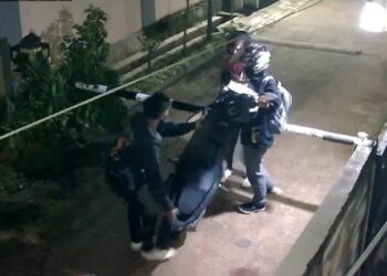 Viral, Maling Bersenpi Angkut 2 Motor di Perumahan Sawangan