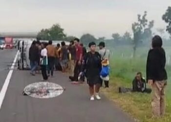Elf Bawa Pemudik Terguling di Tol Kanci-Pejagan 4 Orang Luka