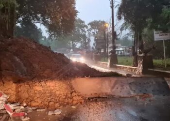 Tebing dekat terowongan Sentul Bogor Longsor Menutupi Jalan