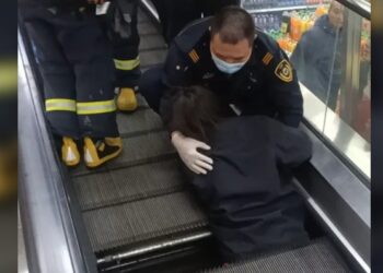 Perempuan Dilarikan ke RS usai Terjepit Travelator Supermarket