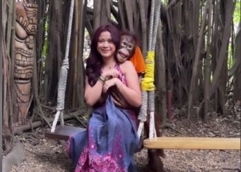 Viral Dada Brisia Jodie Diraba Orang Utan Saat Berfoto-Ria