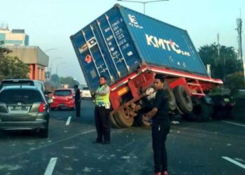 Viral JPO Baru saja Dibangun di Cilincing Hancur Dihantam Truk Kontainer