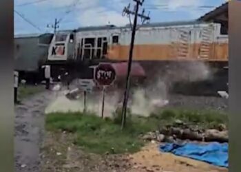 Ngeri Mobil Pemudik Tertabrak KA Argo Semeru di Madiun