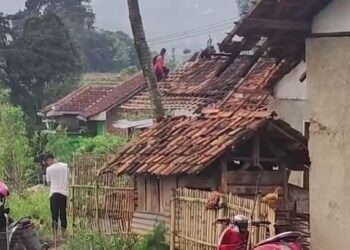 Puting Beliung Rusak Puluhan Rumah di Cimaung Bandung