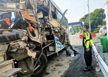 4 Korban Bus Sundul Truk di Tol Tembalang Masih Dirawat