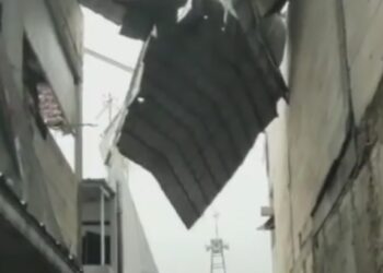 Puting Beliung Terbangkan Atap Rumah di Cipayung Jaktim