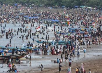 Membludak Wisatawan di Pantai Pangandaran Jawa Barat
