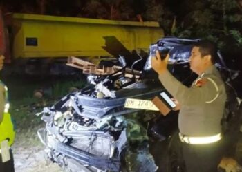 3 Orang Sekeluarga Tewas, CR-V Ngebut Hantam Truk di Tol Permai