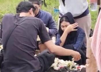 Isak Tangis Keluarga Mengiringi Pemakaman Rini, Wanita Tewas dalam Koper