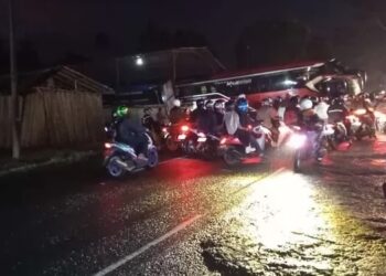 Bus Wisata Terperosok di Jalan Raya Cipanas, Cianjur – Puncak Macet Parah