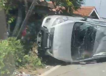 Ertiga Tabrak Penjual Jamu Gendong, Rumah dan Tiang Listrik di Bogor