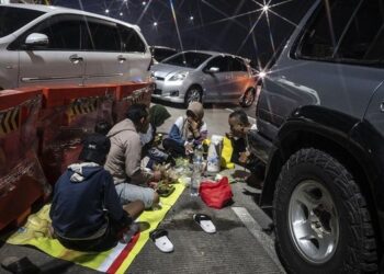 Sahur di Pinggir Tol Cikampek