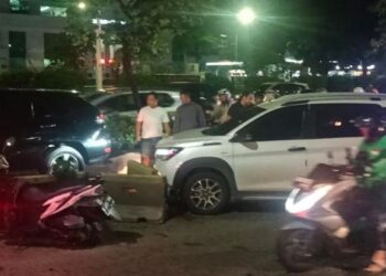 Suzuki XL7 Tabrak Pembatas Jalur Busway di Slipi Bikin Macet