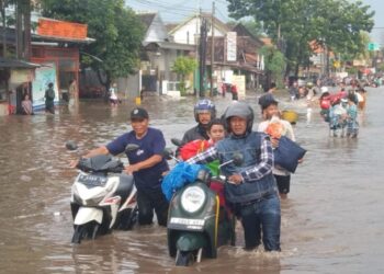 Banjir, Jalur Pantura Pasuruan Lumpuh Total, 2 Orang Tewas