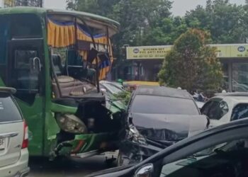 Tabrakan Beruntun 6 Kendaraan di Jalan Transyogi 4 Orang Luka