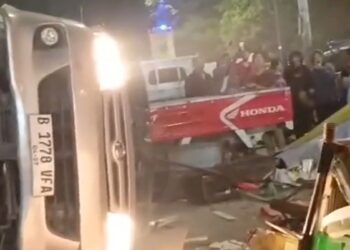 Mobil Seruduk Warung Samping Polsek Cengkareng 3 orang luka