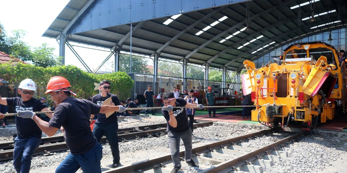 Pernak – Pernik Peringati HUT RI ke-79, KAI Gelar Lomba Tarik Sarana Kereta Api di Cirebon