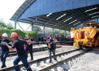 Pernak – Pernik Peringati HUT RI ke-79, KAI Gelar Lomba Tarik Sarana Kereta Api di Cirebon